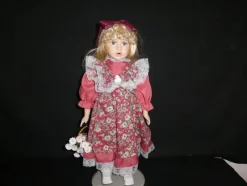 Tradera Samlar Docka med Blommigt Förkläde.^ Dockor