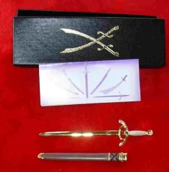 Tradera Knivar & Svärd<Samlarobjekt! Miniatyr av svärd!