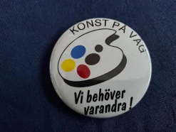 Tradera Övriga Samlarsaker<Samlarsaker KONST PÅ VÄG Diameter ca 5,5 cm