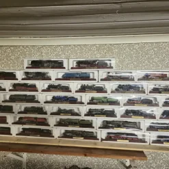 Tradera Järn- & Spårvägsmemorabilia<Samling av 35 stycken tågmodeller