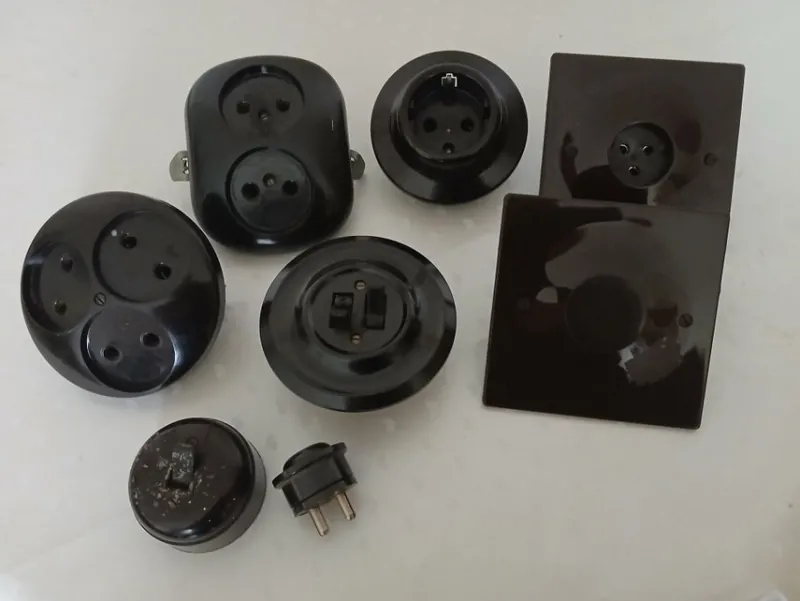 Tradera Samling av gamla eluttag och strömbrytare i bakelit> Elinstallation