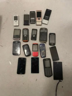 Tradera Mobiltelefoner<Samling mobiler - olika märken och modeller