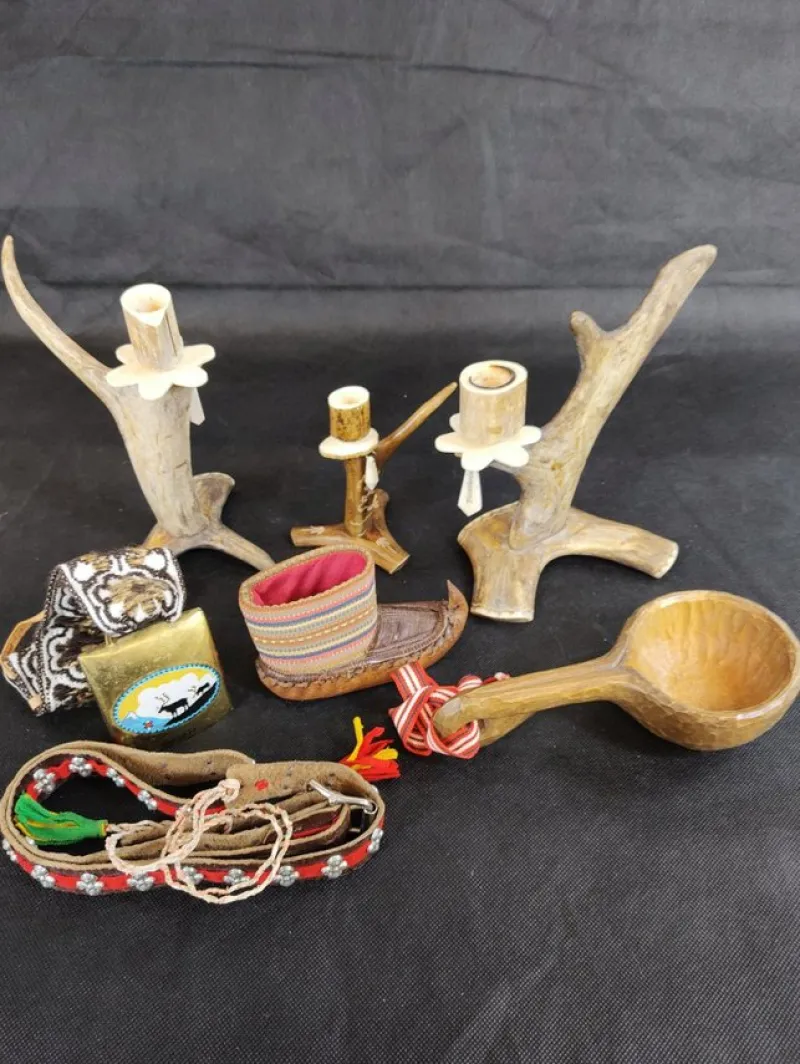 Tradera Samling Samiska hantverk och kuriosa - träföremål, bälten och renhorn> Hemslöjd