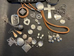 Tradera Smyckespaket<Samling tenn smycken