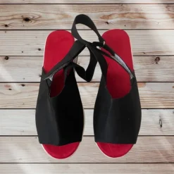 Tradera Damskor<Sandaletter, svarta med röd insida Stl. 34-35
