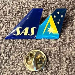 Tradera SAS & Ansett Australia • Star Alliance • pin / nålmärke • MINT CONDITION> Flyg