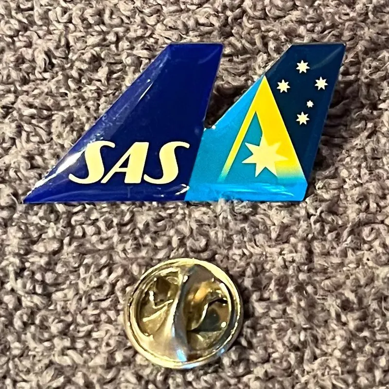 Tradera SAS & Ansett Australia • Star Alliance • pin / nålmärke • MINT CONDITION> Flyg
