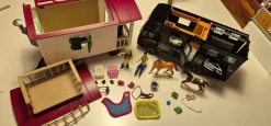 Tradera Schleich hästtransport med tillbehör> Figurer & Leksaksvärldar