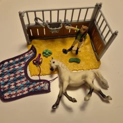 Tradera Schleich stallset med häst och ryttare> Barnleksaker