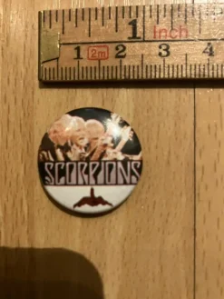 Tradera SCORPIONS - LOGO - KNAPP / BUTTON - NÅL / PIN - FRÅN 1980 TALET SAMFRAKTAR^ Merchandise