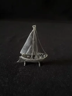 Tradera Segling<Segelbåt i äkta silver. 6,5cm hög.,Ny från äldre guldsmedsaffär