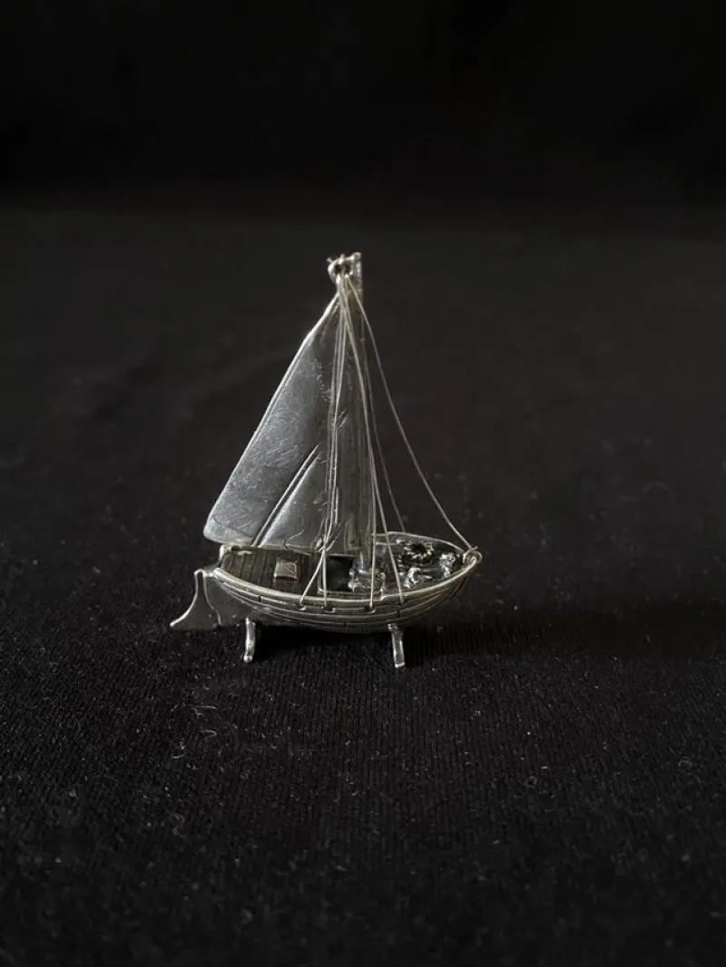 Tradera Segling<Segelbåt i äkta silver. 6,5cm hög.,Ny från äldre guldsmedsaffär