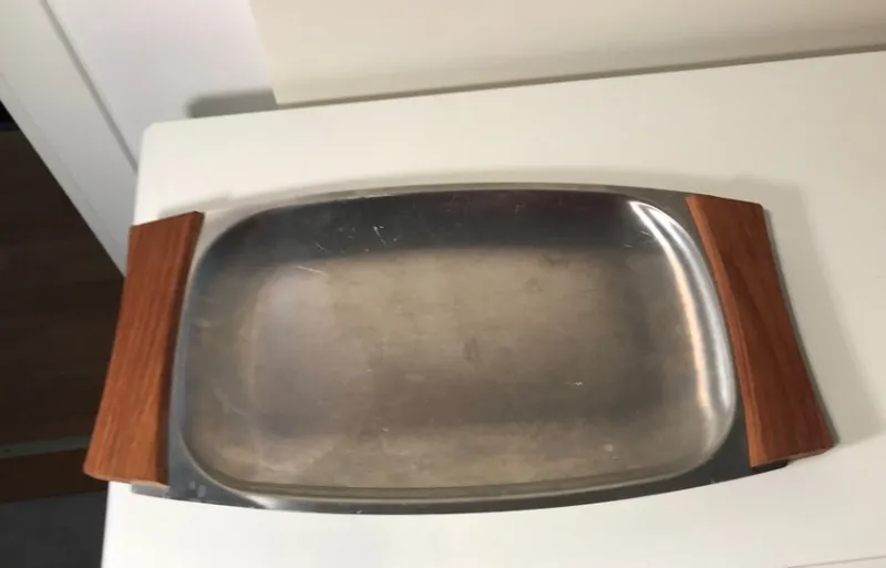 Tradera Serveringsbricka i rostfritt stål med trähandtag 36,5 cm lång 20 vem bred^ Hushållsartiklar