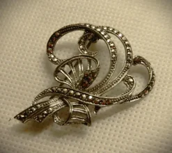 Tradera Broscher<Silver Brosch Med Markasiter.