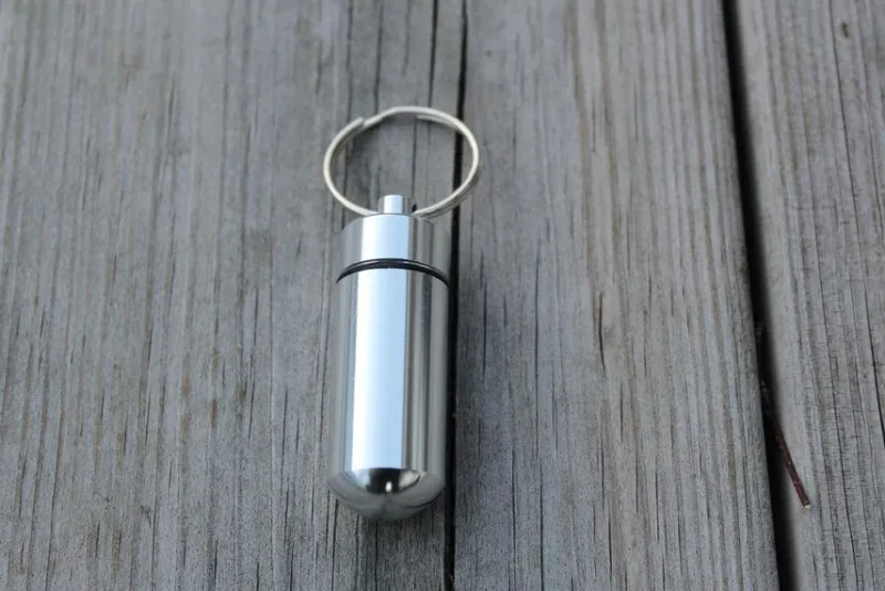 Tradera Silver pillerbox med nyckelring i aluminium, pillerburk för medicin^ Resetillbehör