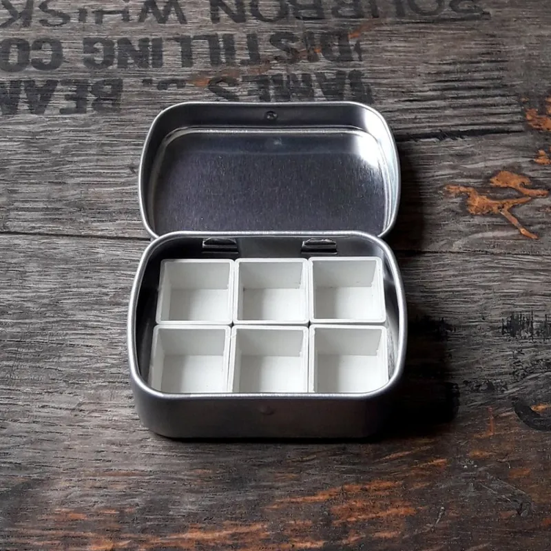 Tradera Silverfärgad Metallask Med Sex Tomma Magnetiska Halvkoppar För Akvarellfärg^ Konstnärstillbehör