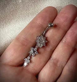 Tradera Piercings<silverfärgad navelpiercing med hänge