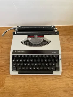 Tradera Affärsverksamhet<Silver-Reed SR 200 skrivmaskin