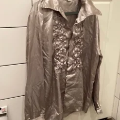 Tradera Silvrig kråsskjorta stl L utklädnad^ Maskeradkläder