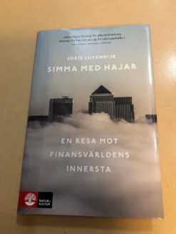 Tradera Simma med hajar en resa mot finansvärldens innersta / Luyendijk, Joris> Företagsrelaterat