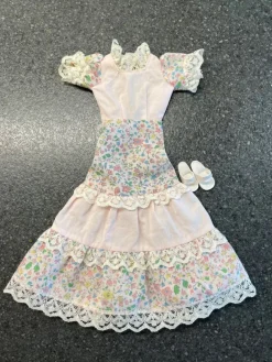 Tradera Sindy Pedigree klänning, You & Sindy från 1980^ Dockor