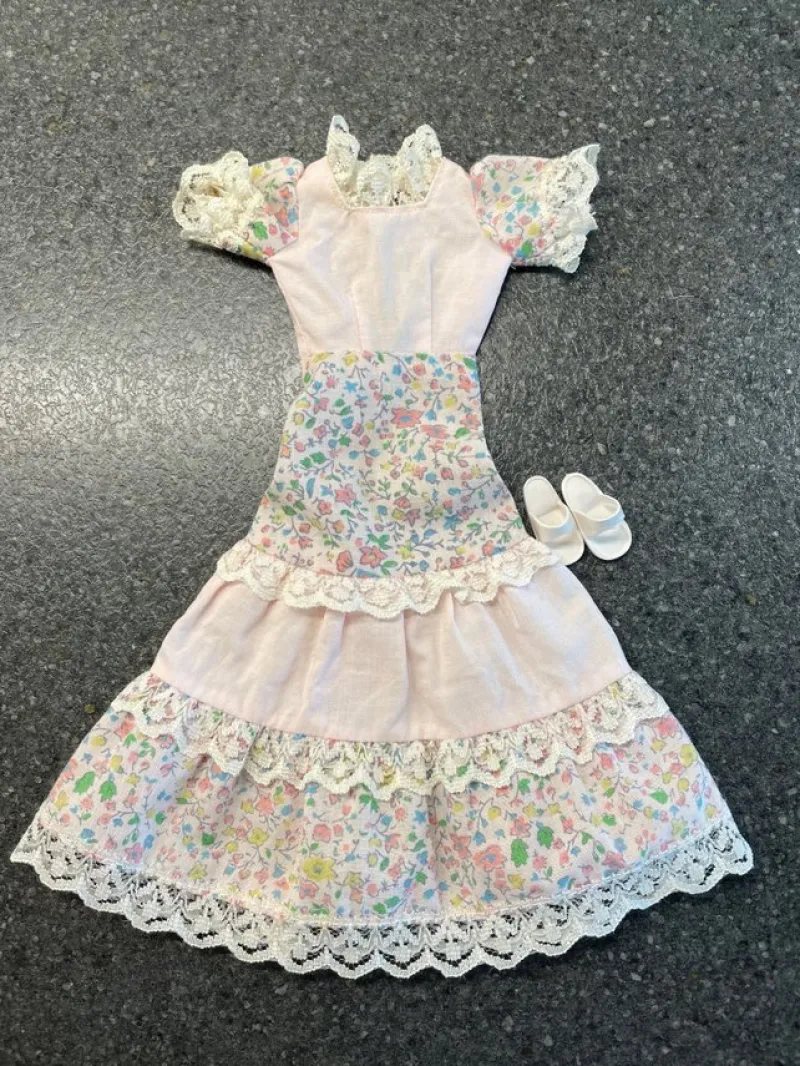 Tradera Sindy Pedigree klänning, You & Sindy från 1980^ Dockor