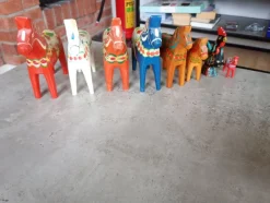 Tradera Sju handmålade Dalahästar och en Tupp^ Dalahästar