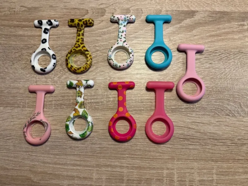 Tradera Skal sjuksköterskeklocka, 9 st - färgglada blandade motiv^ Sjuksköterskeklockor