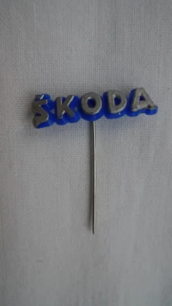 Tradera Mobilia<SKODA - märke i plast nålmärke pin