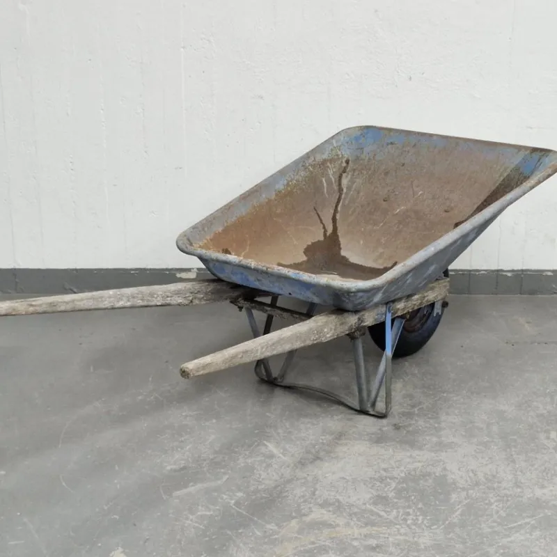 Tradera Trädgårdsredskap<Skottkärra i metall med trähandtag - Trädgårdsredskap - Kärra