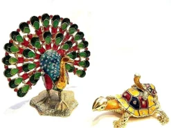 Tradera Smyckestillbehör<SKRIN - PÅFÅGEL OCH SKÖLDPADDOR, FÖRGYLLD METALL MED EMALJ OCH GLASSTENAR.