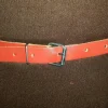 Tradera skärp rött läder midja 72-94 cm> Bälten & Skärp