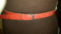 Tradera skärp rött läder midja 72-94 cm> Bälten & Skärp