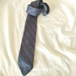 Tradera Slips / Grå slips med blå och röda ränder, silke. Götabanken^ Herrkläder