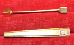 Tradera Slipsnålar<SLIPSHÅLLARE MED STEN 830 SILVER. + DETALJ TILL KRAGE.