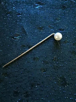 Tradera Slipsnålar<Slipsnål 18K guld med odlad pärla. Ny från äldre guldsmedsaffär.