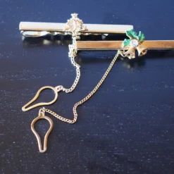 Tradera Slipsnålar<Slipsnålar 2 st julmotiv från Guldfynd