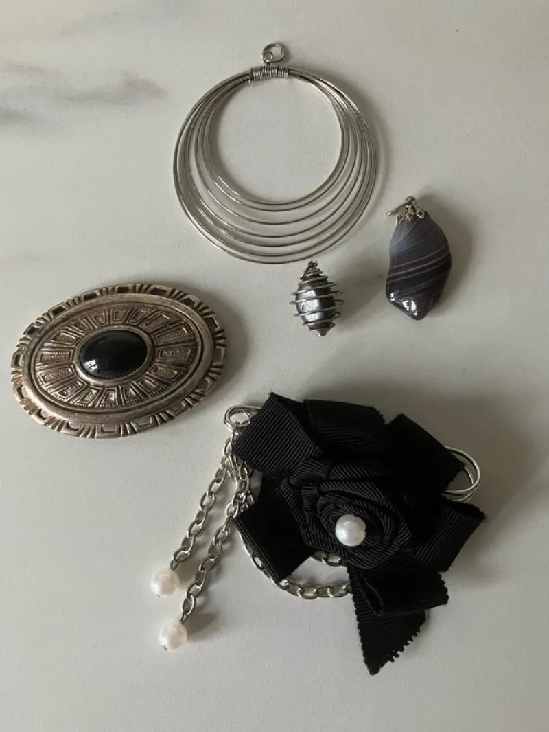 Tradera Smyckespaket<Smycke - broscher och hänge till halsband