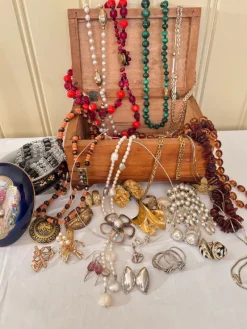 Tradera Smyckespaket<Smycken parti silver tenn fyndlåda smyckespaket