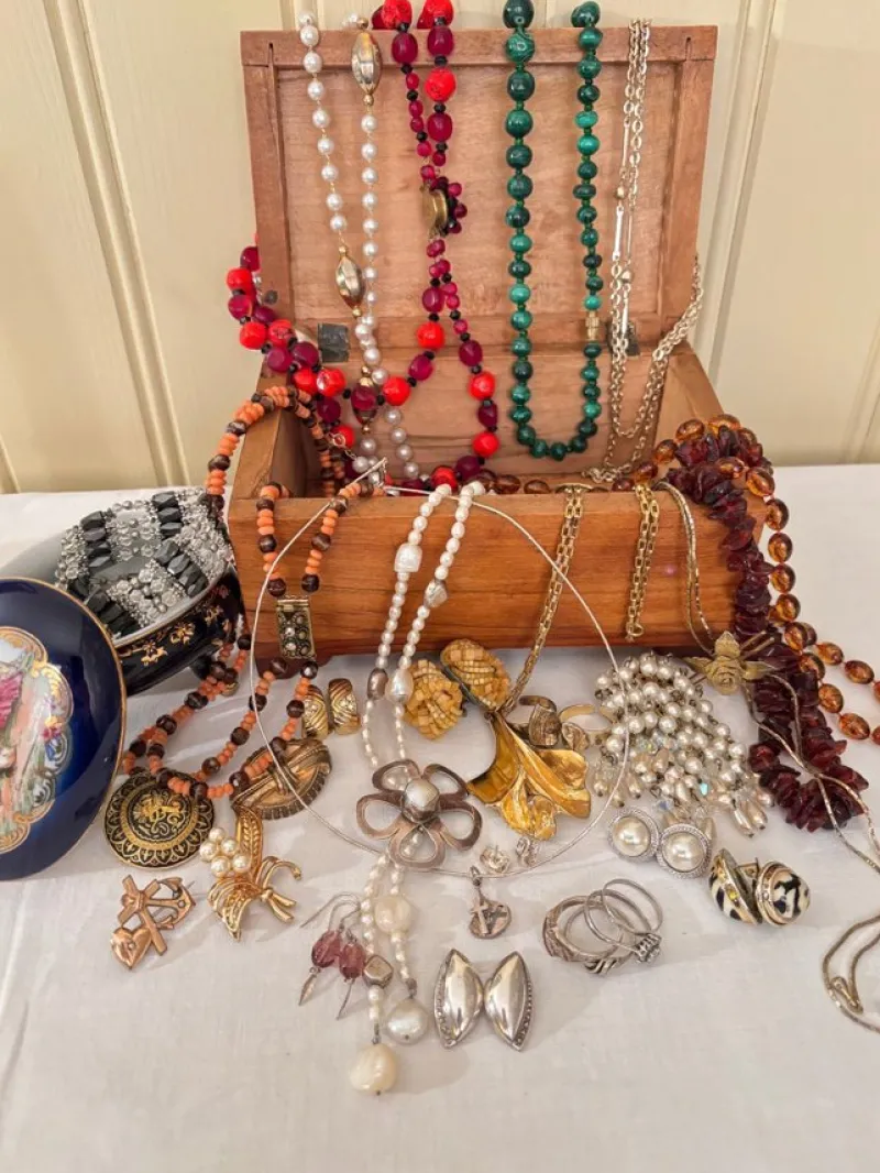 Tradera Smyckespaket<Smycken parti silver tenn fyndlåda smyckespaket