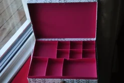 Tradera Smyckeskrin & -förvaring<Smyckeskrin i katrong,vintage,31x23x7 cm.