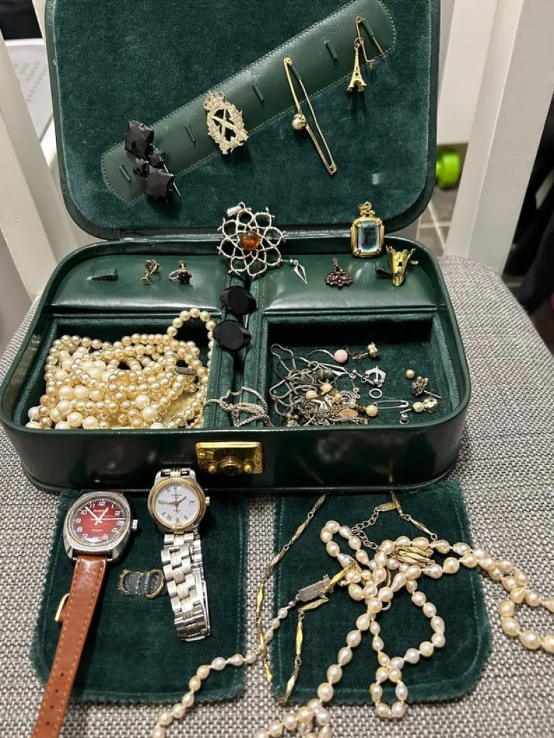 Tradera Smyckespaket<Smyckeskrin med diverse smycken