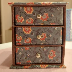 Tradera Smyckeskrin & -förvaring<Smyckeskrin med tre lådor.