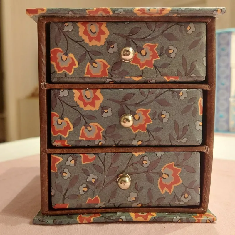 Tradera Smyckeskrin & -förvaring<Smyckeskrin med tre lådor.