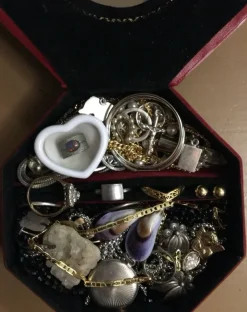 Tradera Övriga Smycken<Smyckespaket, dödsbo, osorterat, arvegods, smyckes fynd, fyndlåda, vintage