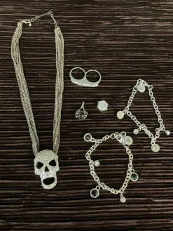 Tradera Smyckespaket<Smyckespaket, döskalle halsband, snö of sweden armband mm
