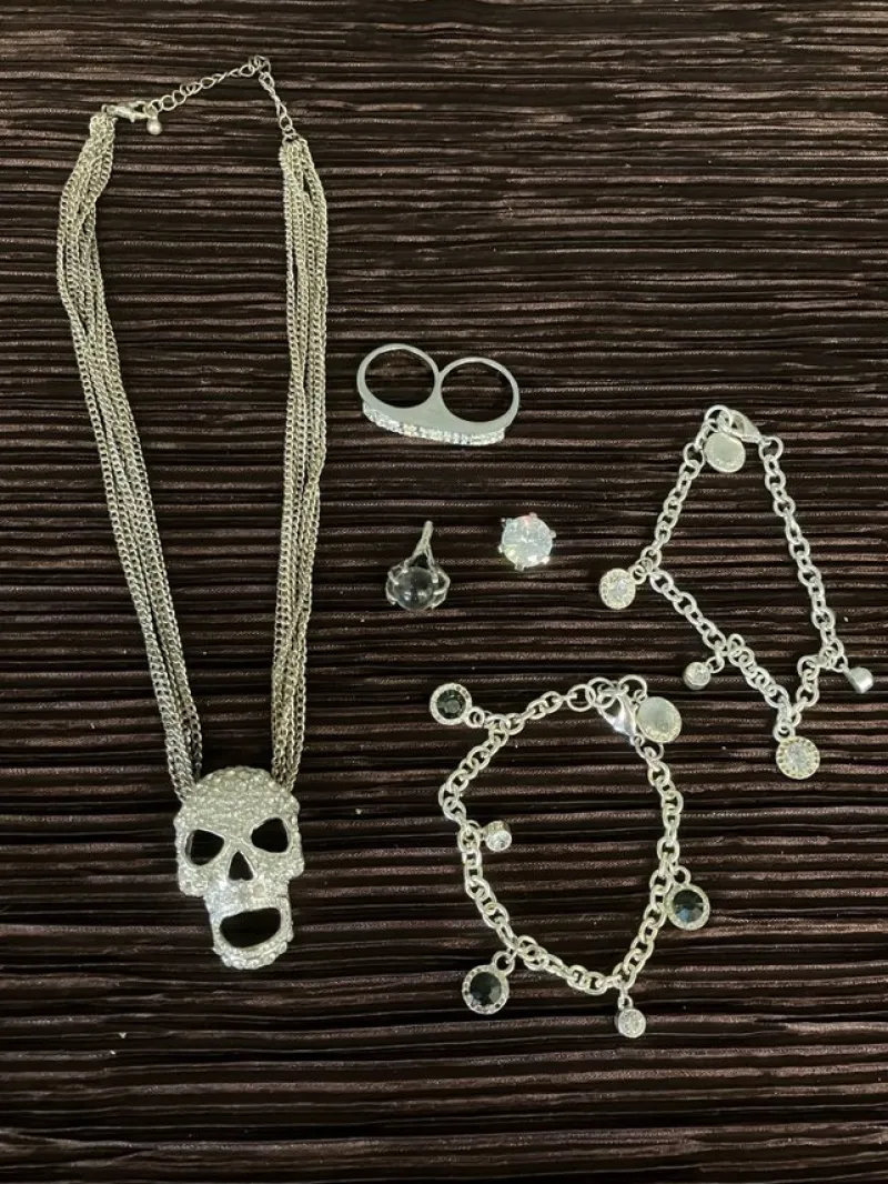 Tradera Smyckespaket<Smyckespaket, döskalle halsband, snö of sweden armband mm