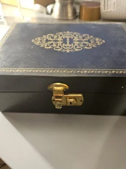 Tradera Smyckespaket<Smyckesskrin med saker i- från dödsbo