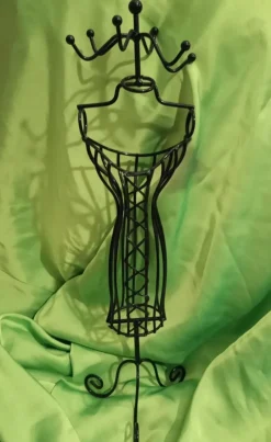 Tradera Smyckeskrin & -förvaring<Smyckesställ i form av en provdocka, svart, metall, ca 39 cm x ca 10 cm