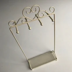 Tradera Smyckeskrin & -förvaring<Smyckesställ i vitt smide. shabby chic